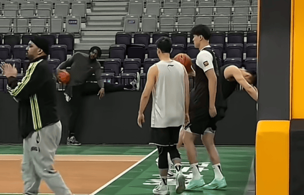 记者：赵继伟参加了球队踩场训练，但今晚仍无法出战