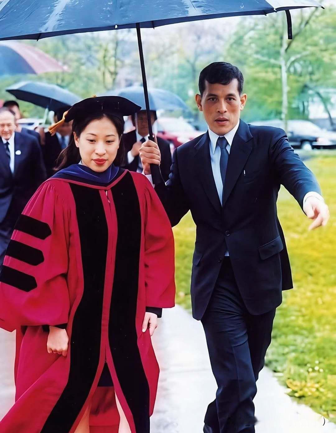 很古老的一张照片，帕公主从康奈尔大学博士毕业，她年轻的老爹玛哈国王在雨中为她撑伞