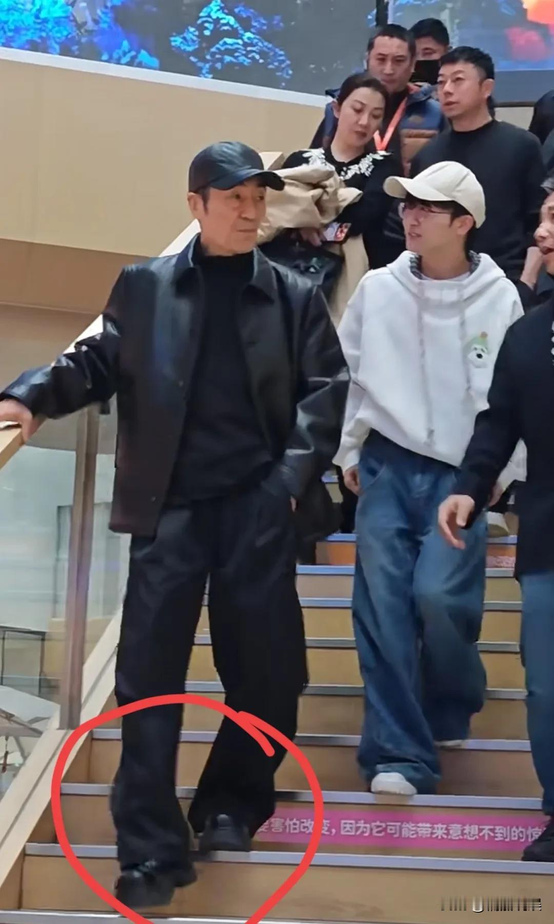 张艺谋张导这是越老越帅越老越潮啊！
他和周深现身阿里，穿着一件黑色皮衣，配阔腿裤