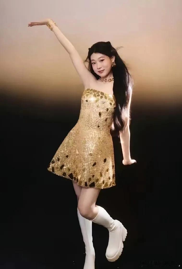 真是女大十八变，小沈阳的女儿沈佳润已经19岁了，长的美丽大方，动作活泼调皮，十分