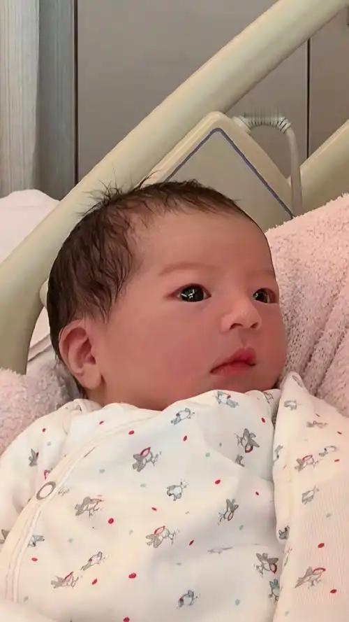 生完三胎才4天，方媛穿着紧身牛仔裤给郭富城庆生！

方媛刚生完第三个女儿，短短四