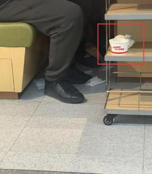 海底捞又摊上事了？捞惊现“撒尿碗”！顾客崩溃！


哈尔滨一家店里，王先生正吃着