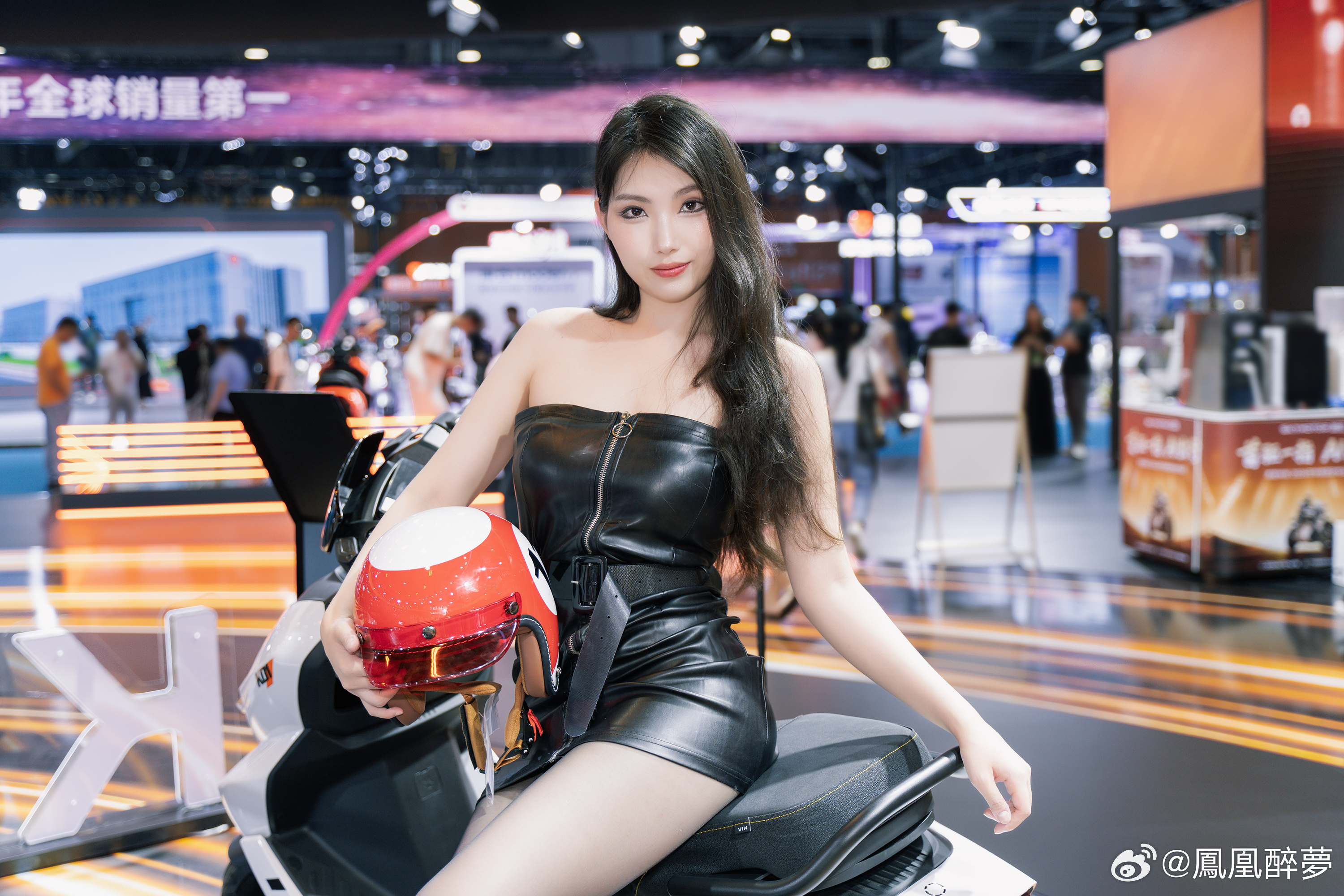 展会人像 2026 华南电动车展酷酷的机车，加上一位好看的黑皮小姐姐[手指比心]