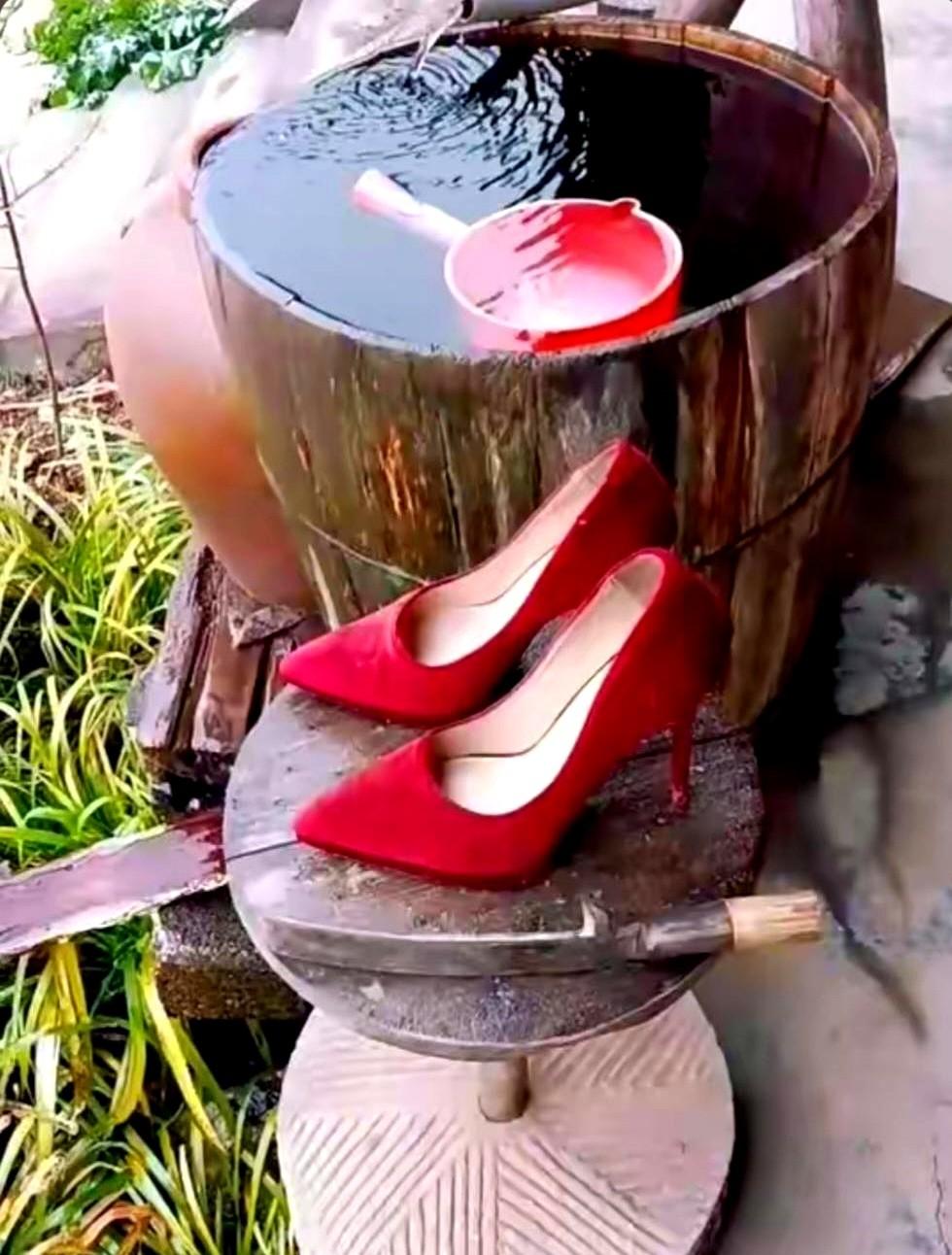 你那双压箱底的红高跟鞋，先别扔。2026年的时尚圈，就靠它给你翻盘。

真正的时