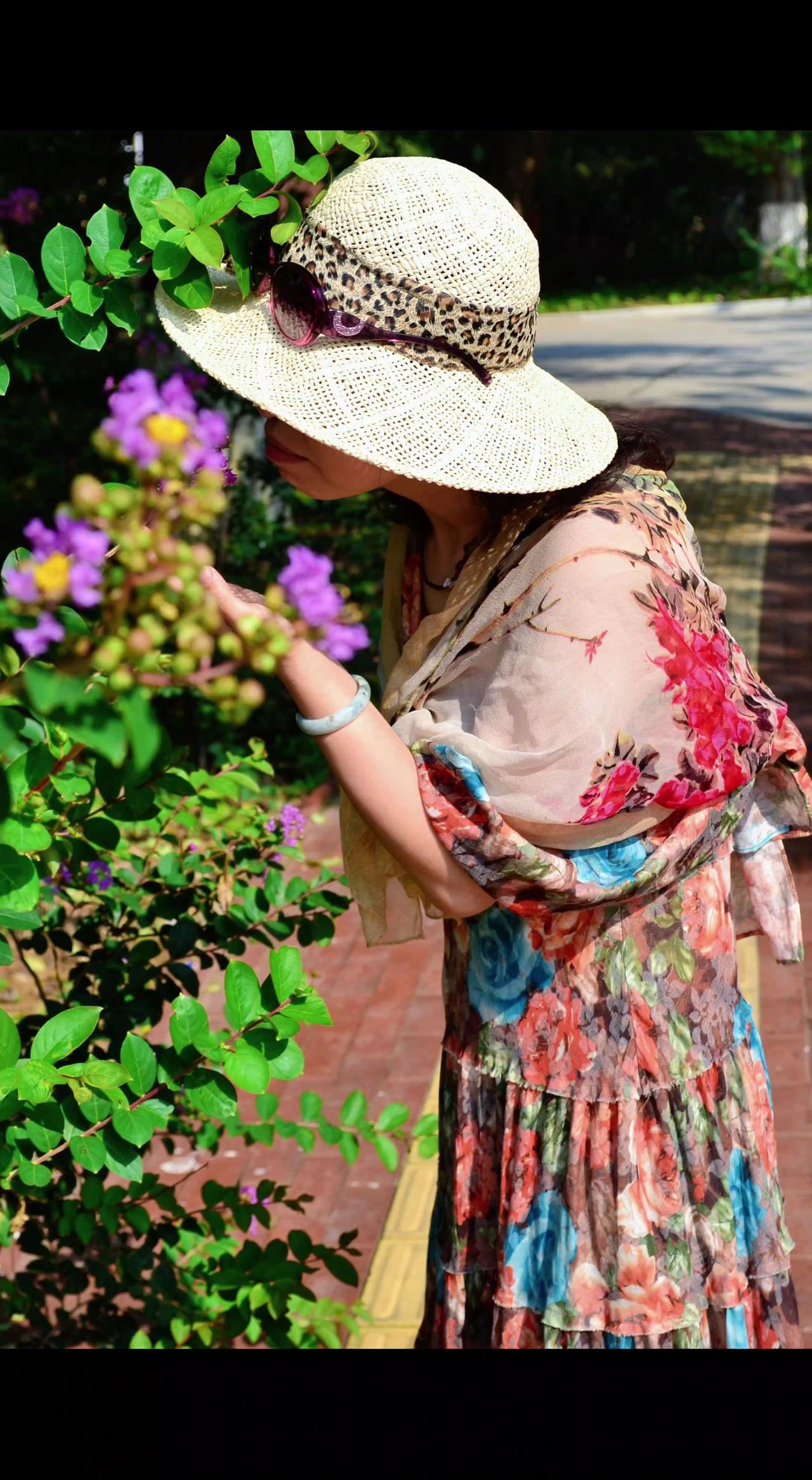 🌿草帽轻压花枝颤，裙角卷着夏的甜。鼻尖偷吻紫色星子✨，时光在呼吸间慢成诗。