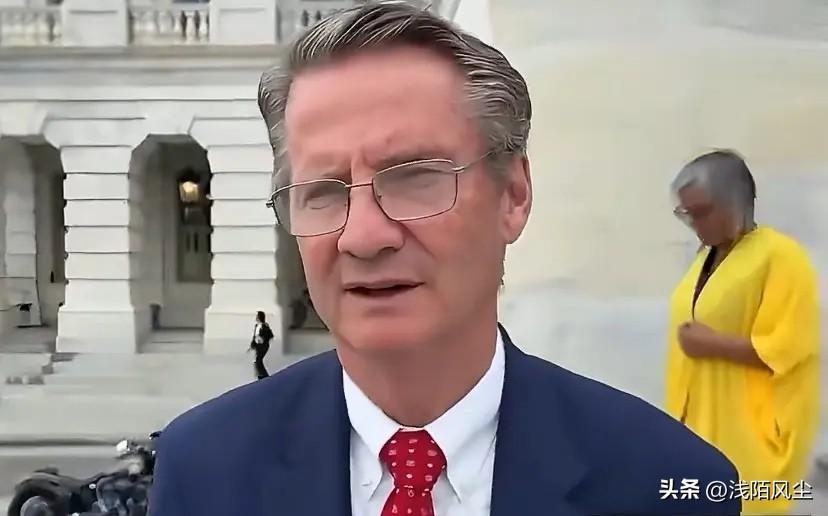共和党众议员蒂姆·伯切特因一项基础设施法案流产愤然退出委员会会议。他指控两党存在