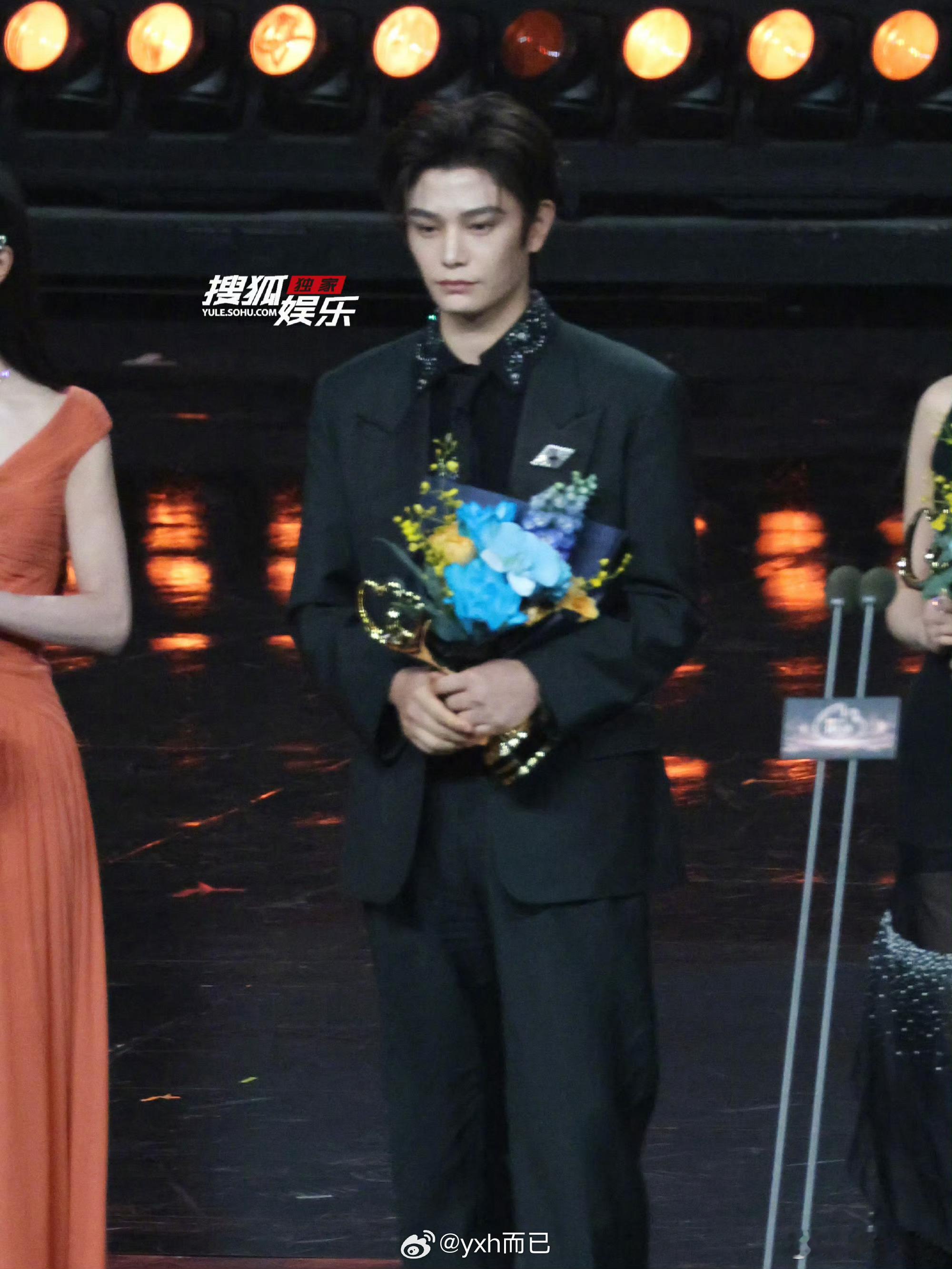 微博之夜95生花领奖图，陈都灵 宋祖儿 李一桐 张凌赫 丁禹兮 宋威龙 陈哲远 