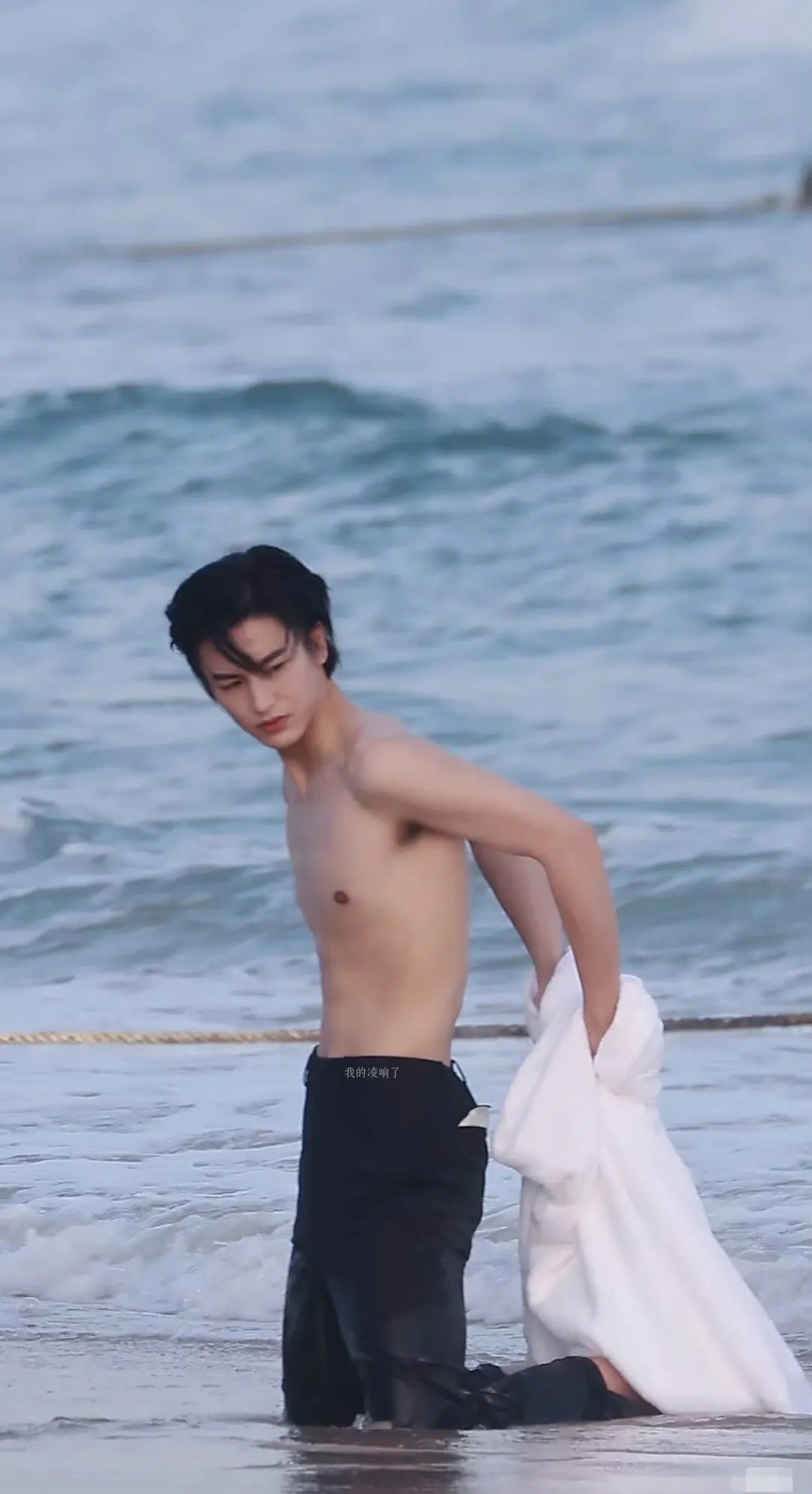 张凌赫怎么也是儿童身材？ 