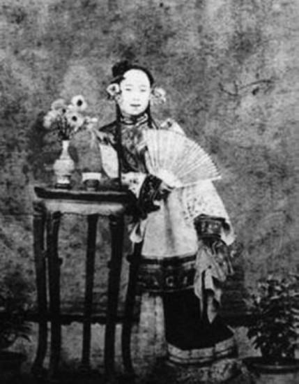 清末北京八大胡同有个名妓叫，万人迷？清朝京师名妓万人迷的结局。
她本来是旗人家的