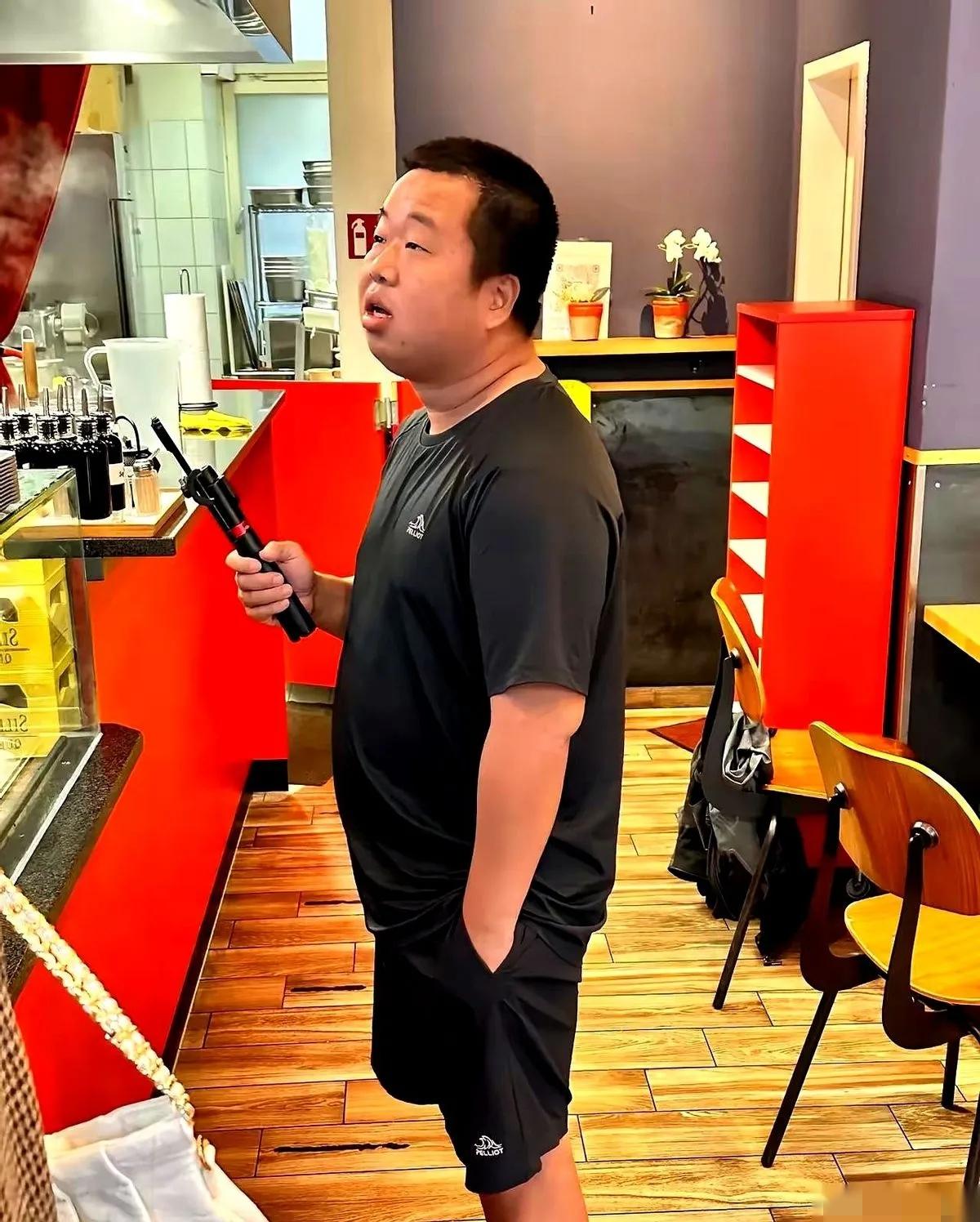 那个叫蓝战非的哥们，一句话就把我干沉默了。
一个亿，只要不结婚，这辈子都不会破产