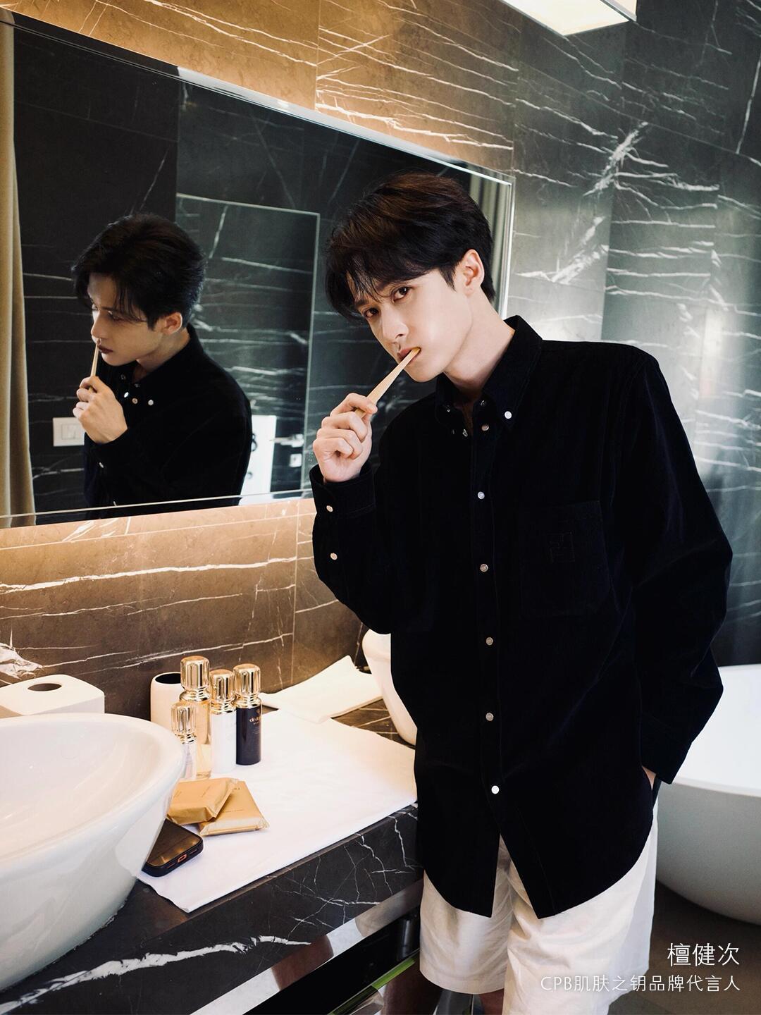 檀健次 檀健次｜慵懒钻光夏日🌊檀健次 💎  专栏 · 檀健次代言