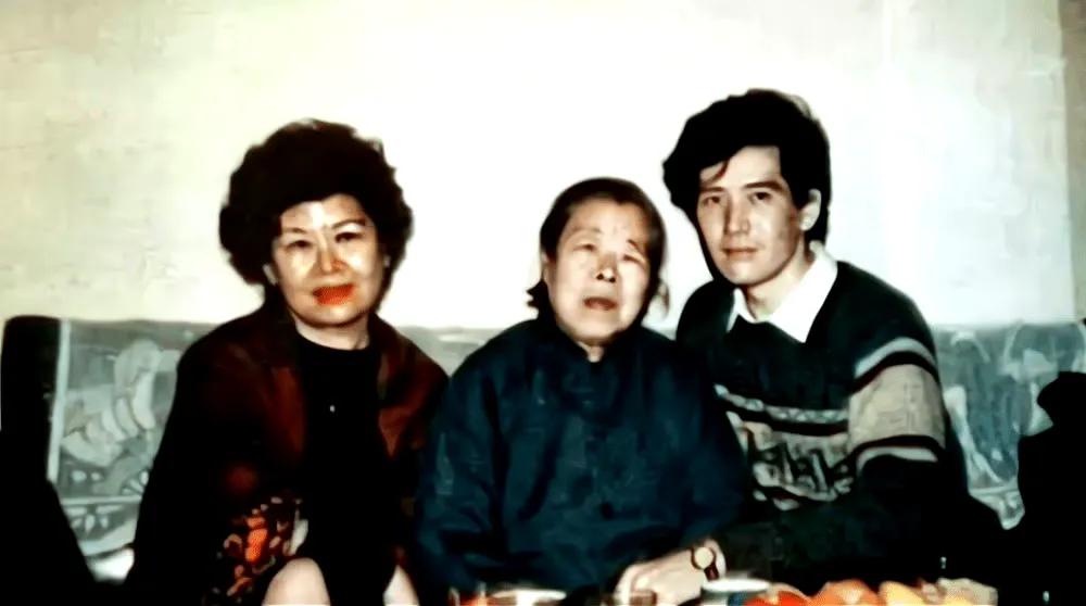 80年代，费翔和母亲毕丽娜、姥姥李梦白，一张罕见的留影，当时的姥姥已经是八十多岁