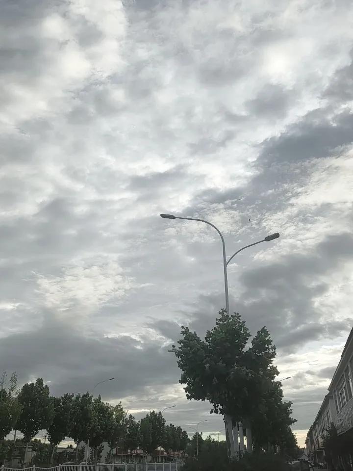 现在是下午6:30，山东鲁西南济宁市兖州区天气正在聚云，风力有点儿加大，估计晚上