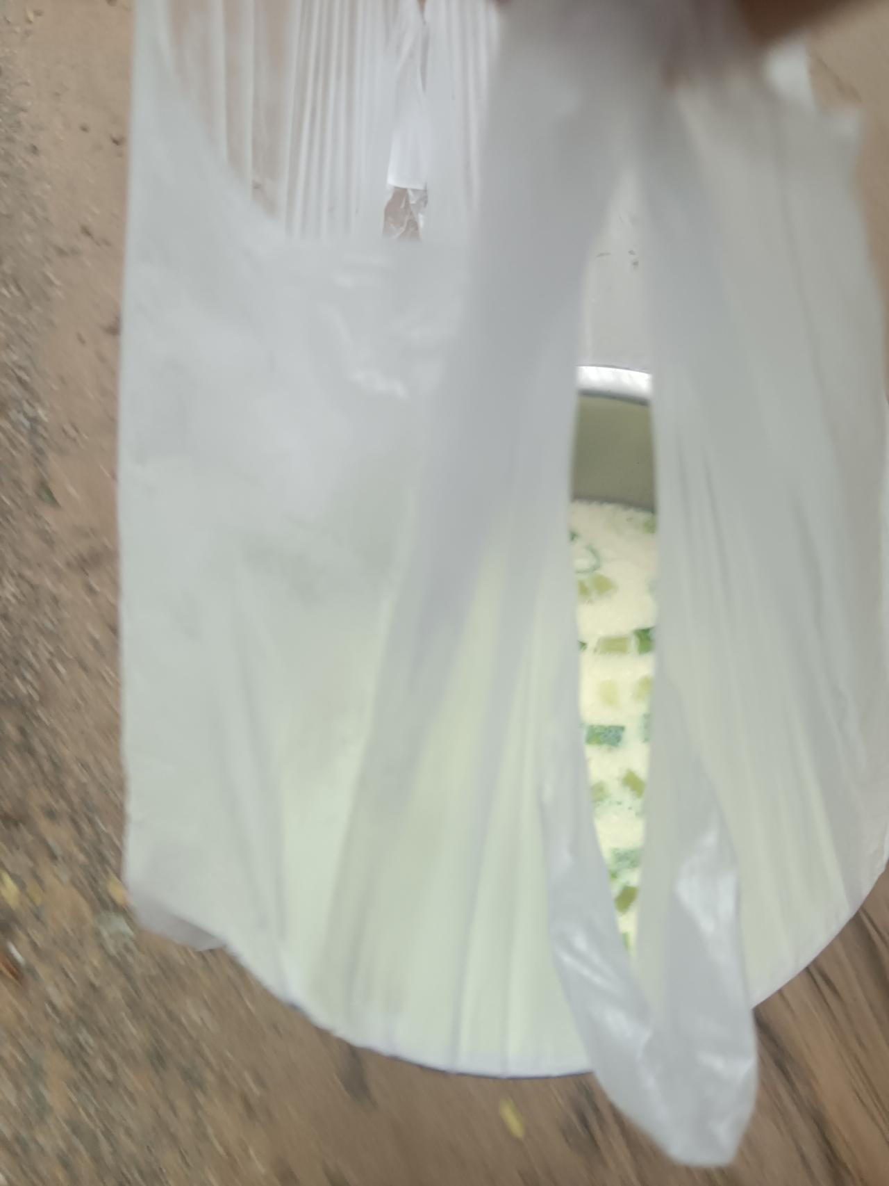 邻居老太太住院，老头在家不会做饭，早晨蒸三个鸡蛋羹给他送去。老头很高兴，很感动。