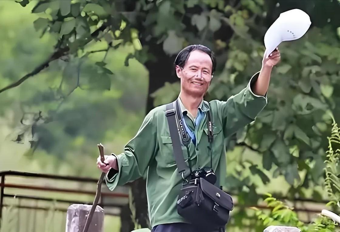 1998年，安徽大学教授何家庆来到深山调研。由于过于饥饿，于是就向村民讨吃的。不