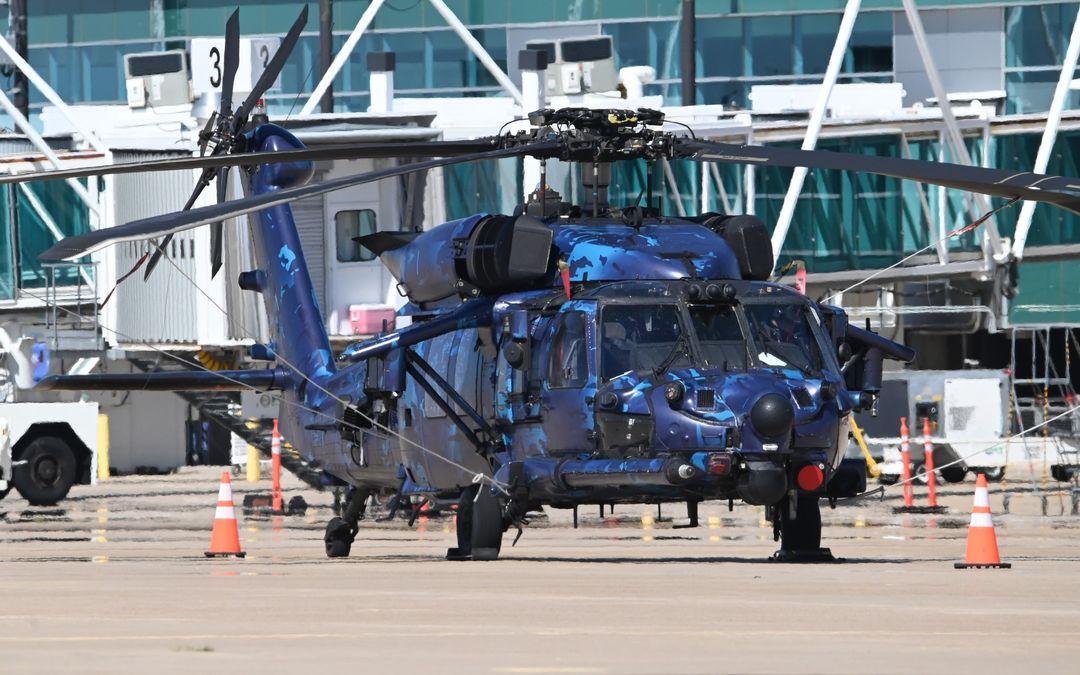 第 160 特种作战航空团的一架 MH-60 黑鹰直升机，采用罕见的蓝色“海事”