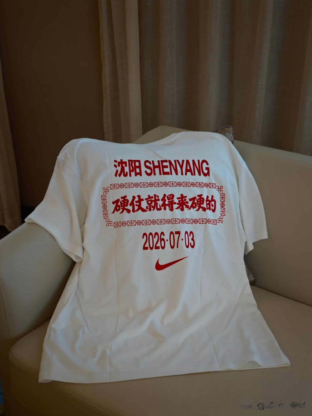 硬仗就得有硬态度！这件印着“硬仗就得来硬的”的T恤，是今晚中国男篮在沈阳主场对阵