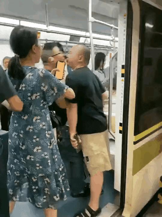 好男人动口不动手！但这里有点疑问就是：这算不算“互殴”？公共场合（地铁）人流量大