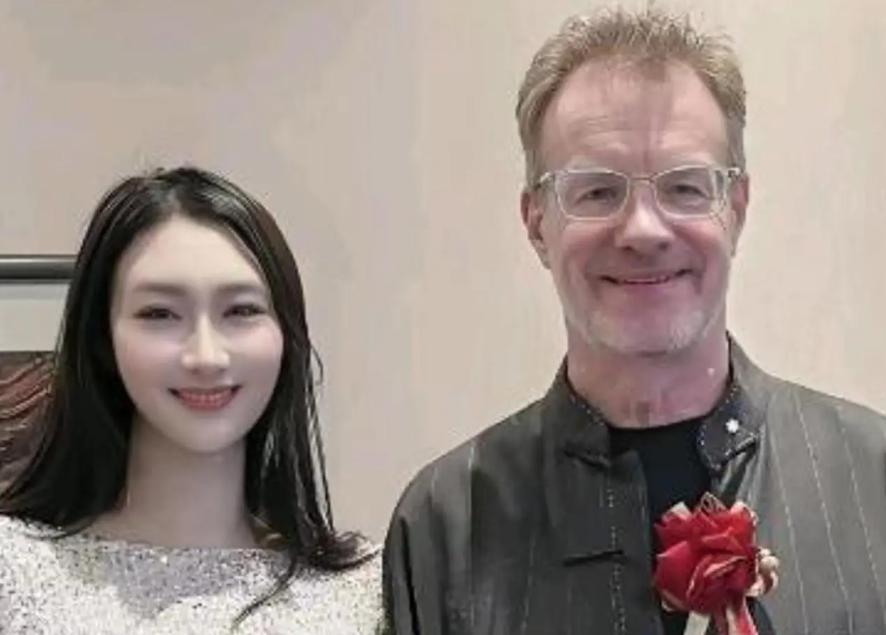 这差距也太离谱了！加拿大籍大山在中国生活了将近20年，娶了温柔貌美的重庆妻子甘霖