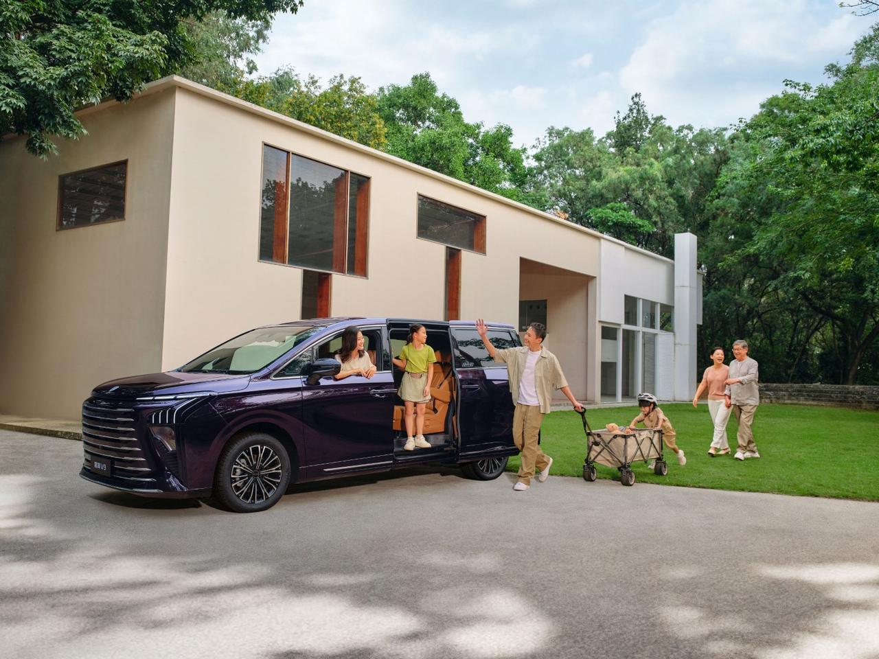 用空间承载三代同堂的欢笑，用续航丈量南北西东的辽阔
智能布局，让每个人找到最舒服