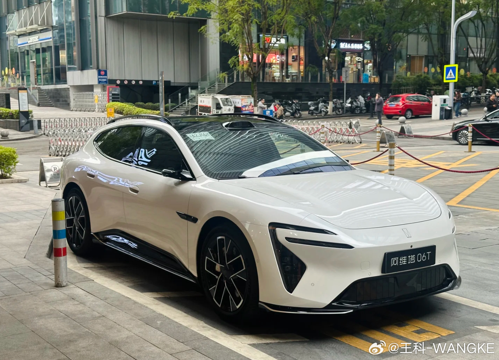 阿维塔06T，楼下看到，很优雅，类似et5t的比例和姿态！ 