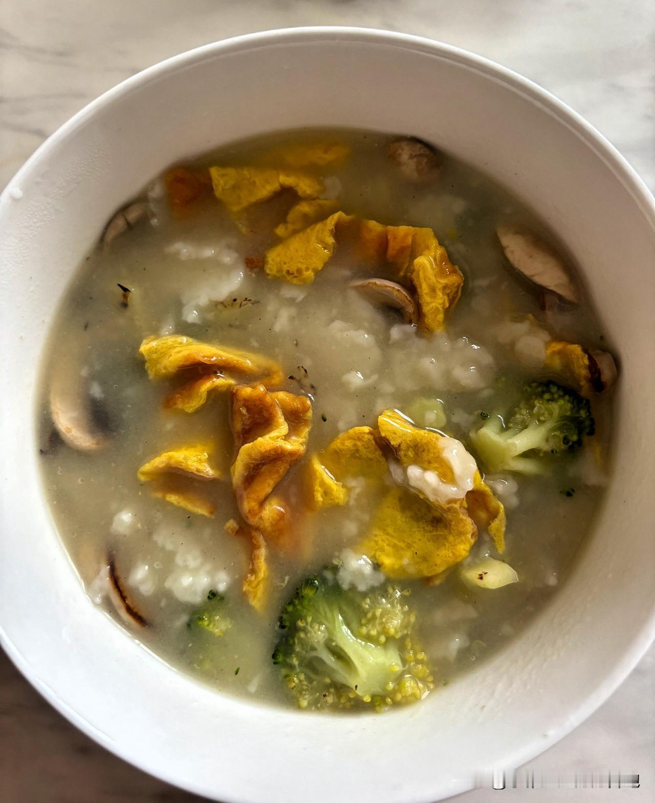 随手拍的照一早七点给妈妈做的口蘑🍄‍🟫西兰花🥦鸡蛋疙瘩汤，对于癌症化疗期间