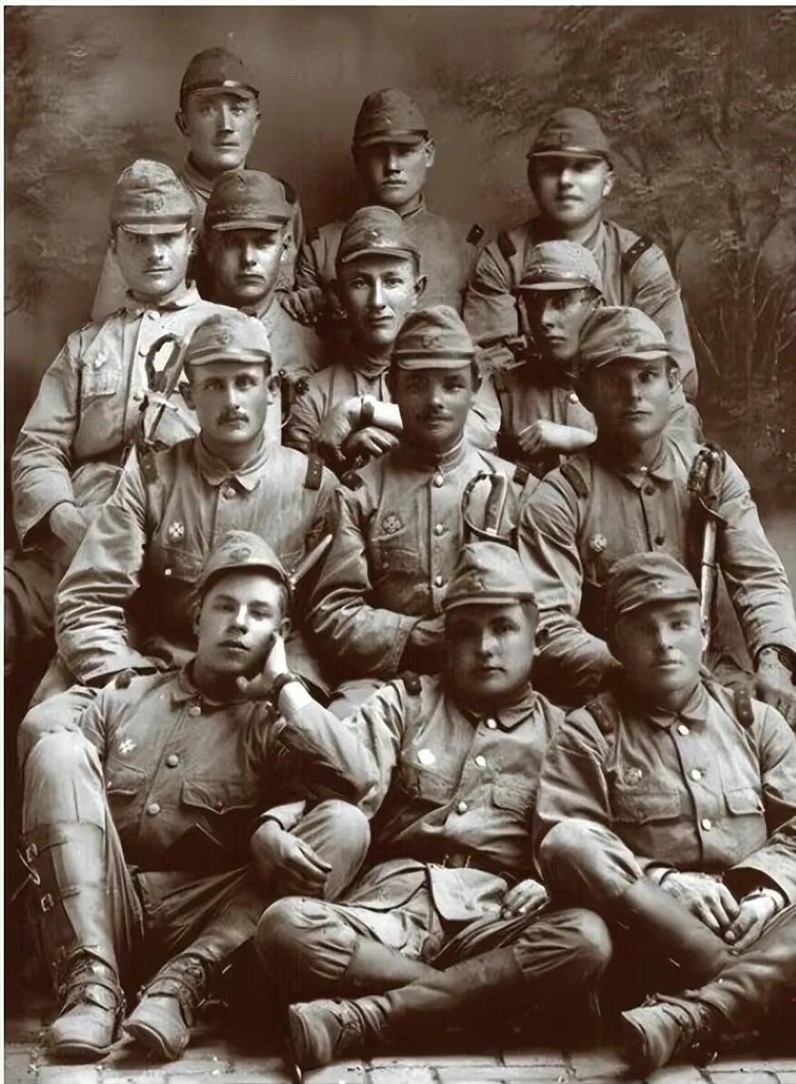 1938年，长春，13个穿着日本军服的俄国人，留下了这张合影。

1917年，沙