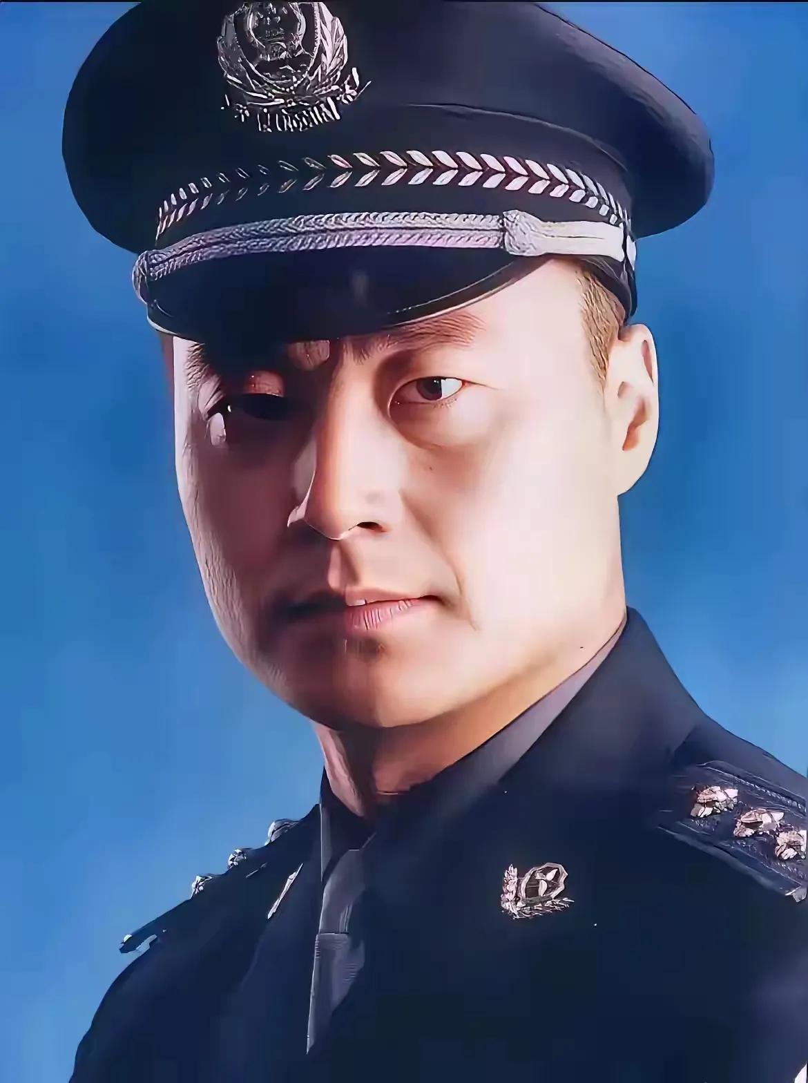 在演艺圈中最适合饰演警察形象的非他莫属，他长得高大威猛，一脸正气，他的五官硬朗且