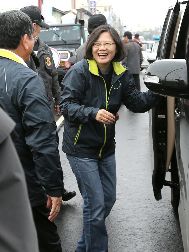 这个老女台独分子是聪明人，现在成天游山玩水，该做的做了，该拿的拿了。愚昧的台湾民
