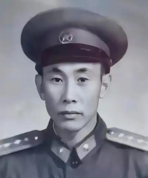 1949年，老红军黄明生回家，十几年的仗打完了，他以为是衣锦还乡，结果推开门却发