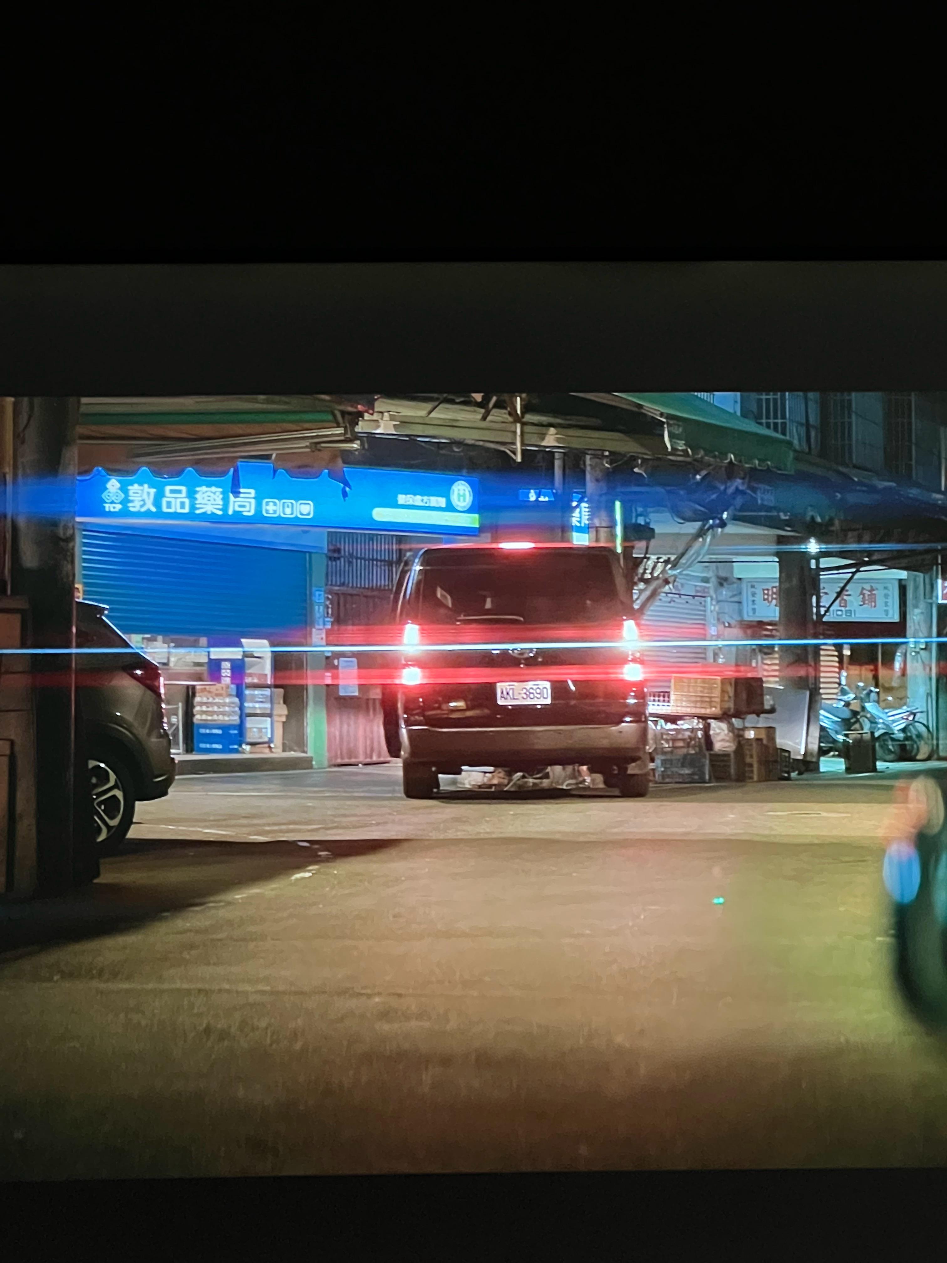 看到这个尾灯，我以为我散光又加重了其实电影拍出来就这效果，谁看都一样 ​​​