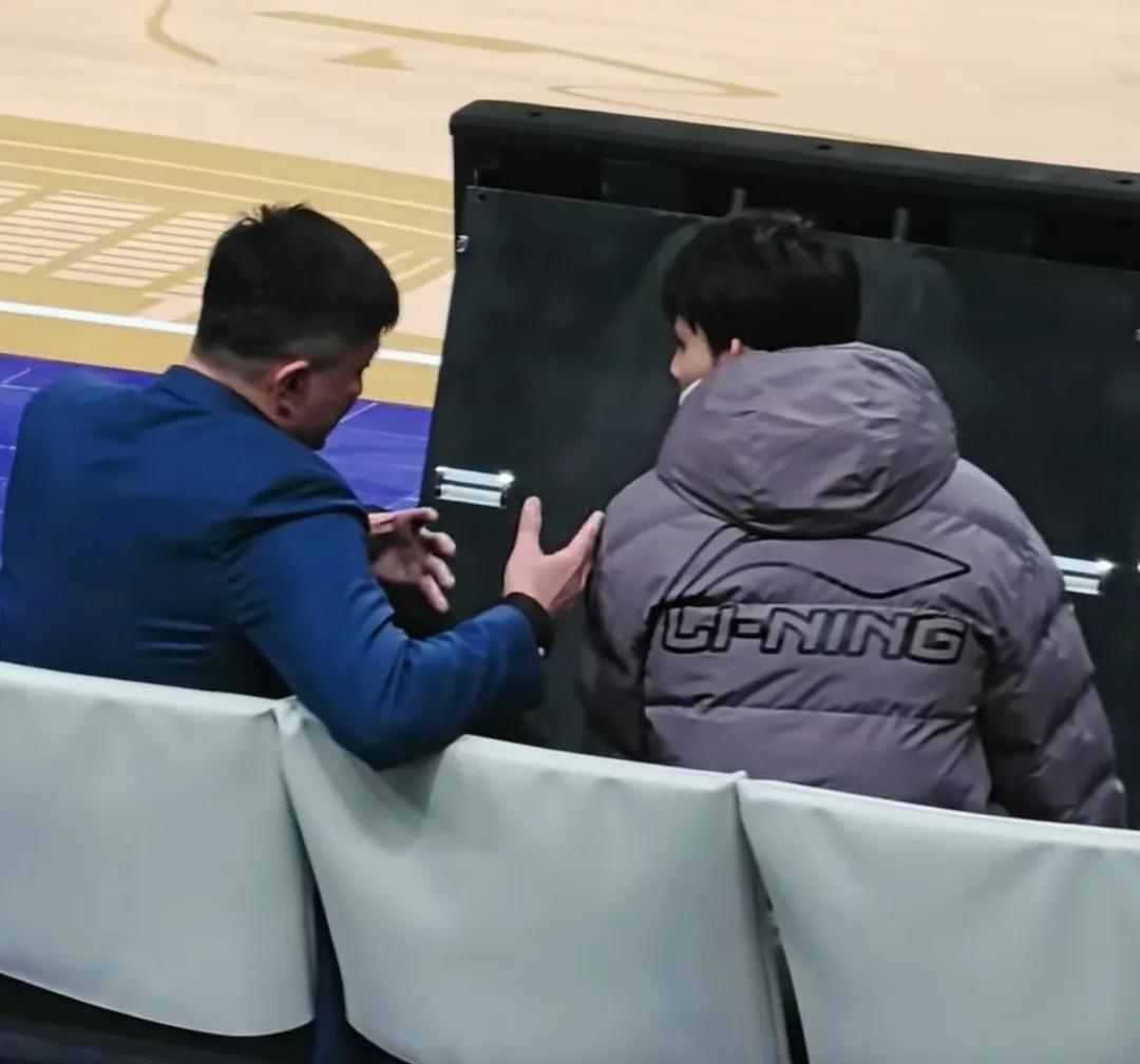 &杜锋与徐杰&
打北控前，杜锋跟徐杰密谋了一番。
杜锋首先说:其实我第一次到东莞