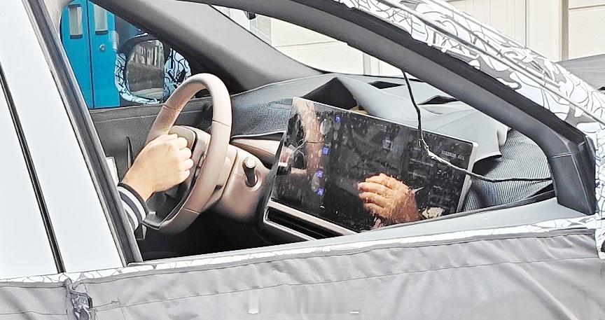 关于理想改款内饰的畅想：1、硬件升级了 8797 ，取消了双屏变成一体屏，虽然造