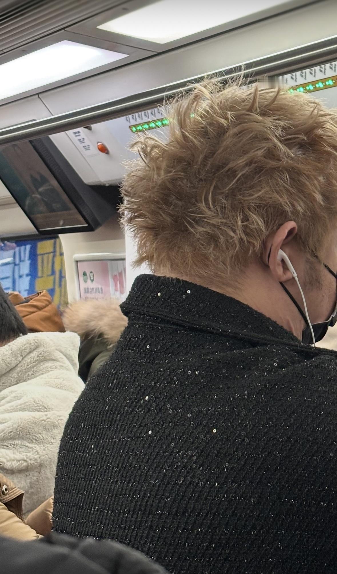 这应该是打工人当中的顶级松弛感了吧？

看看蓬松的头发，看看这装束，非常的自我。