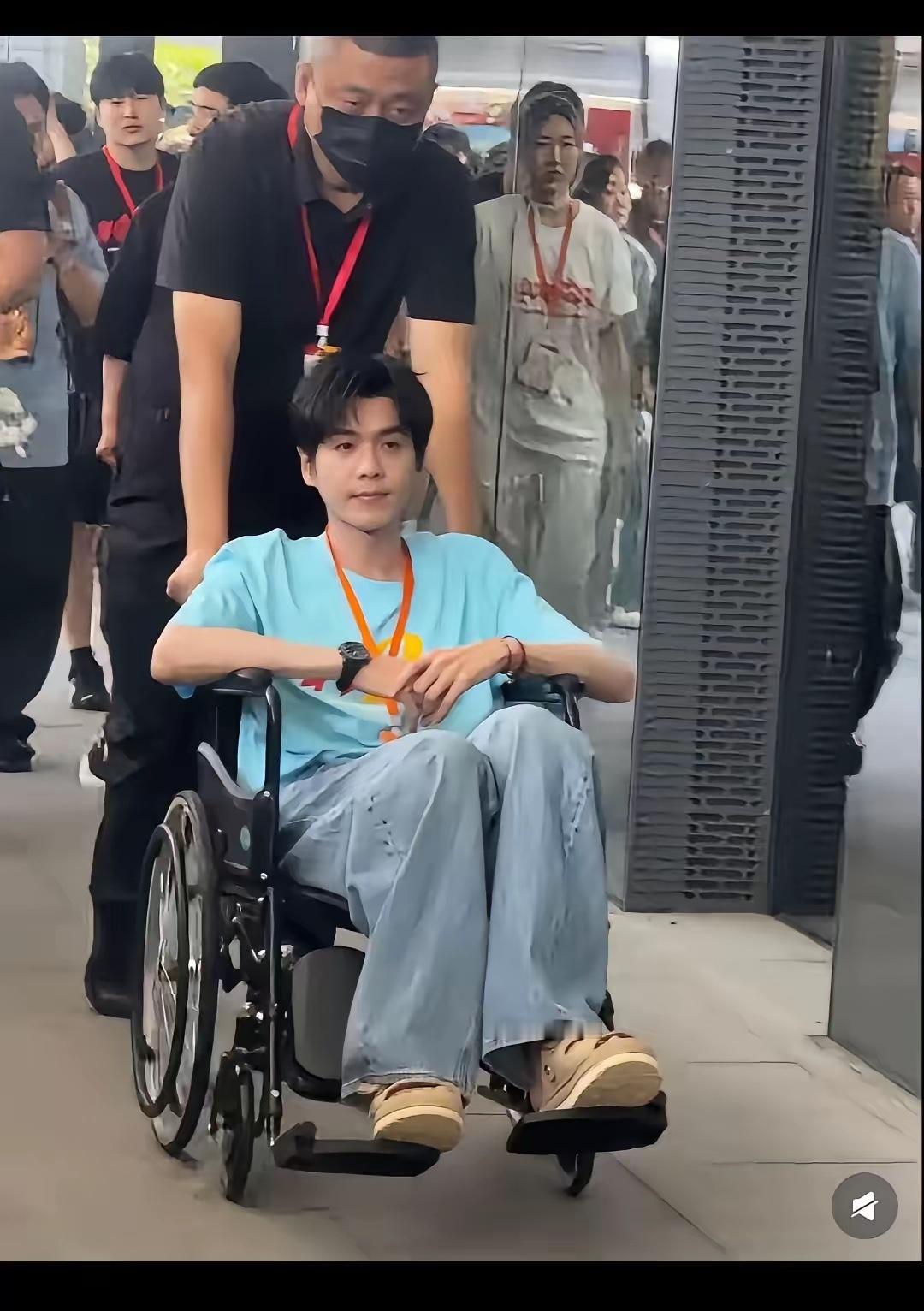 他怎么这么瘦了，好久没看到他，在看到时竟然坐轮椅了！不知道是轮椅太小了还是他个子
