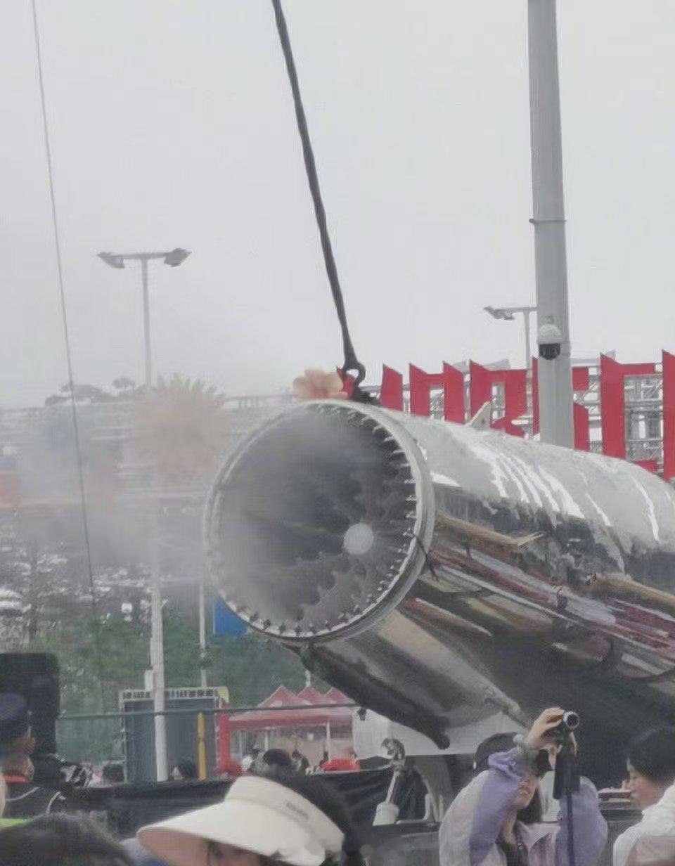华晨宇户外演唱会开空调热到爆表的佛山，华晨宇演唱会的巨型空调让粉丝们无忧无虑地观