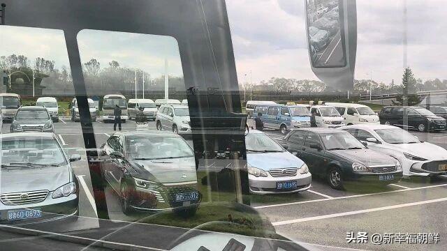 朝鲜典型的停车场。在前景中可以看到第一代比亚迪 F3、东风风神奕炫 MAX、另一