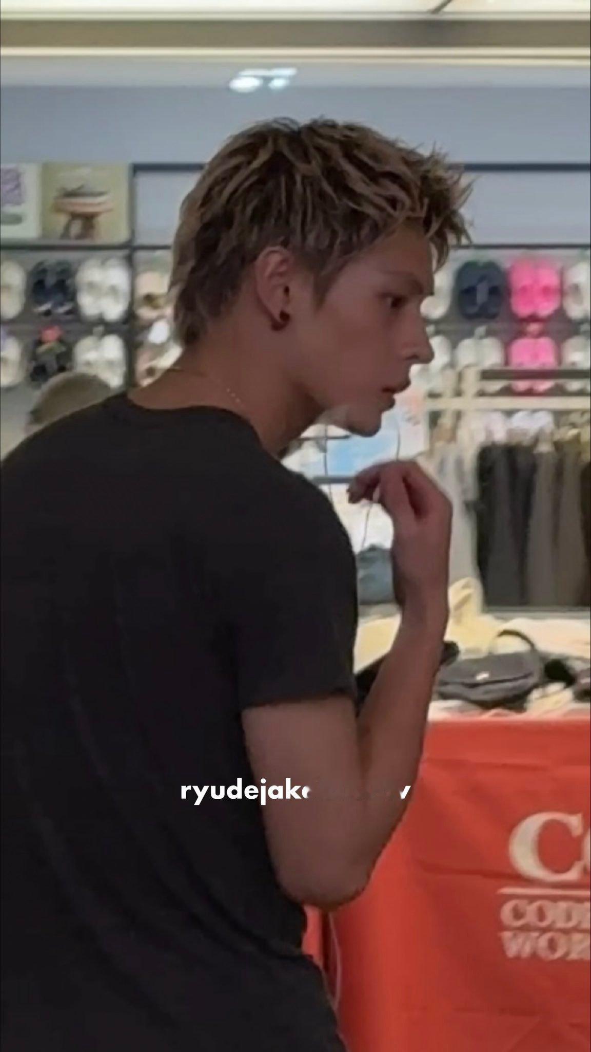 帅的人家趴下了，，，/ryudejakeiruwav ​​​