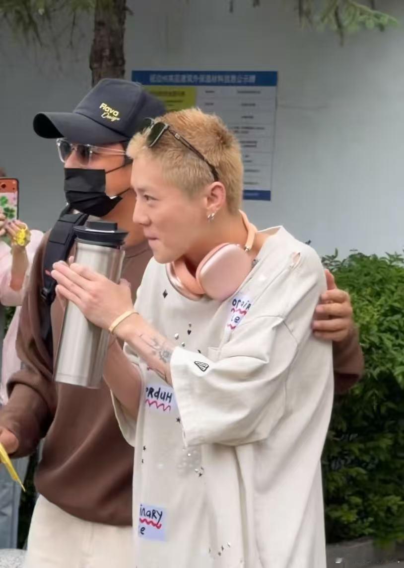 邓超鹿晗这个肤色差邓超鹿晗这个肤色差好明显！邓超鹿晗脏脏包雪媚娘