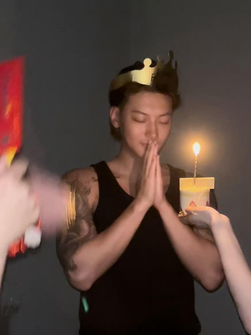 黄子韬[超话]黄子韬loveback生日会 [锦鲤附体]黄子韬徐艺洋撕拉片 到处