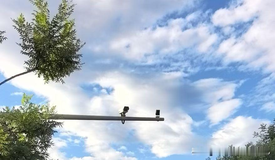 蓝天白云，是海南最纯粹的底色，像极了初遇时那份毫无保留的清澈。

夏夜阵雨，来得