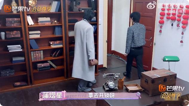 邵明明的眼睛就是尺 邵明明参与搜证，那场面太震撼了，眼睛像探照灯疯狂扫射，证据一