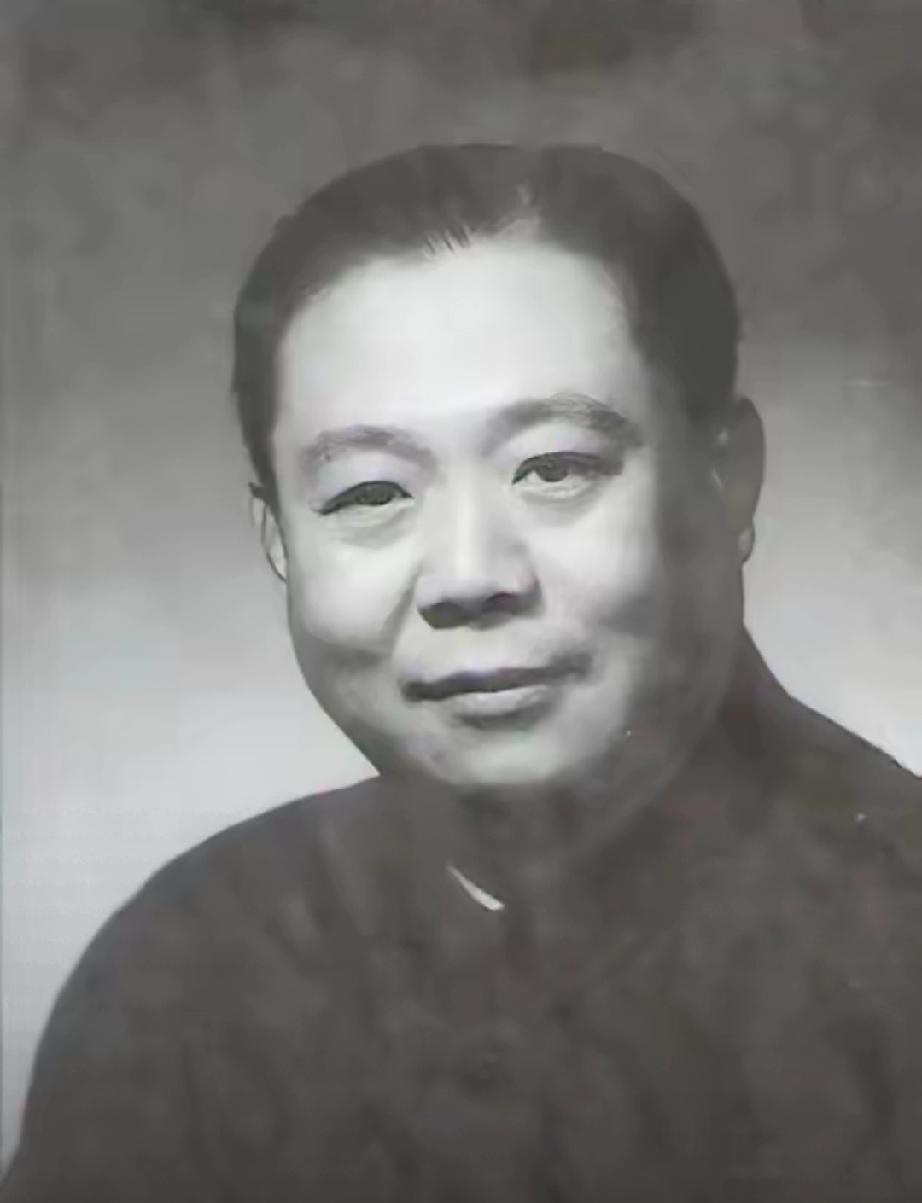 张明达同志作为武汉钢铁（集团）公司的党委书记，
在钢铁行业的发展中做出了多方面的