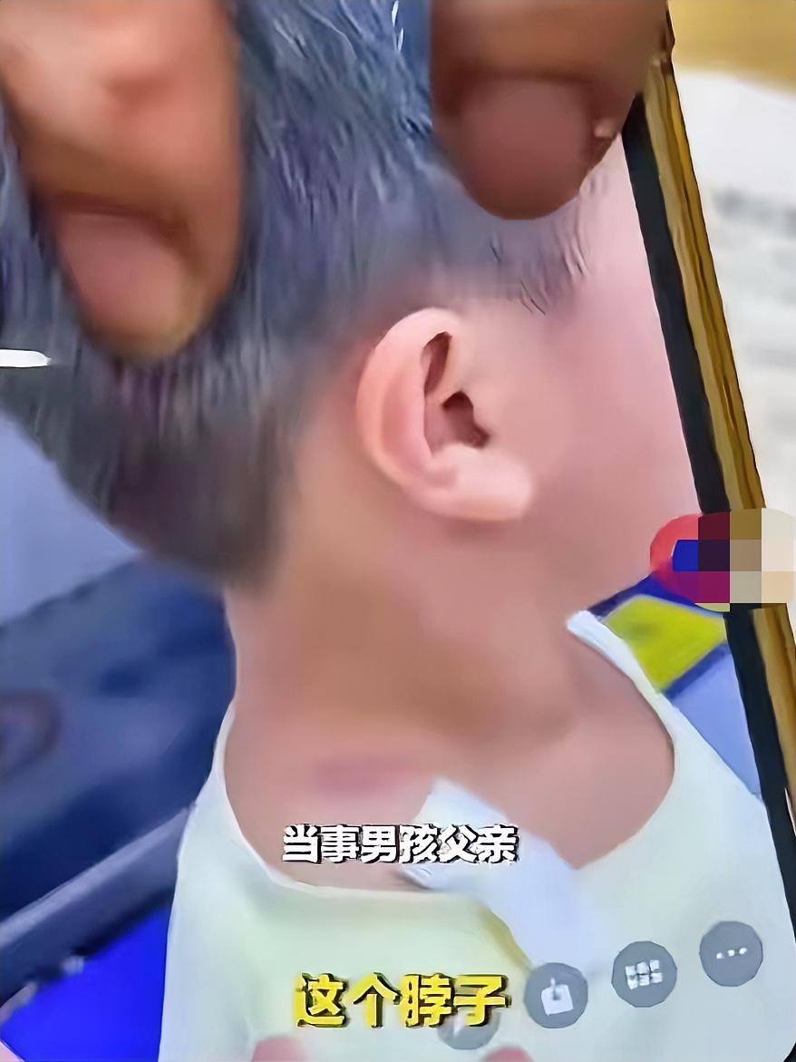 长沙这事儿，我真的越看越气。

一个二十岁的成年人，在餐馆里揪住一个四岁男孩的衣