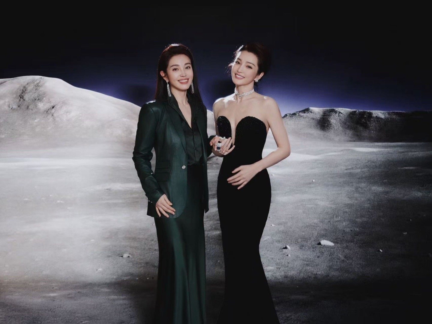 李冰冰晒和妹妹李雪合照李冰冰的状态依旧在线，和李雪同框时画面超养眼，两人的五官精