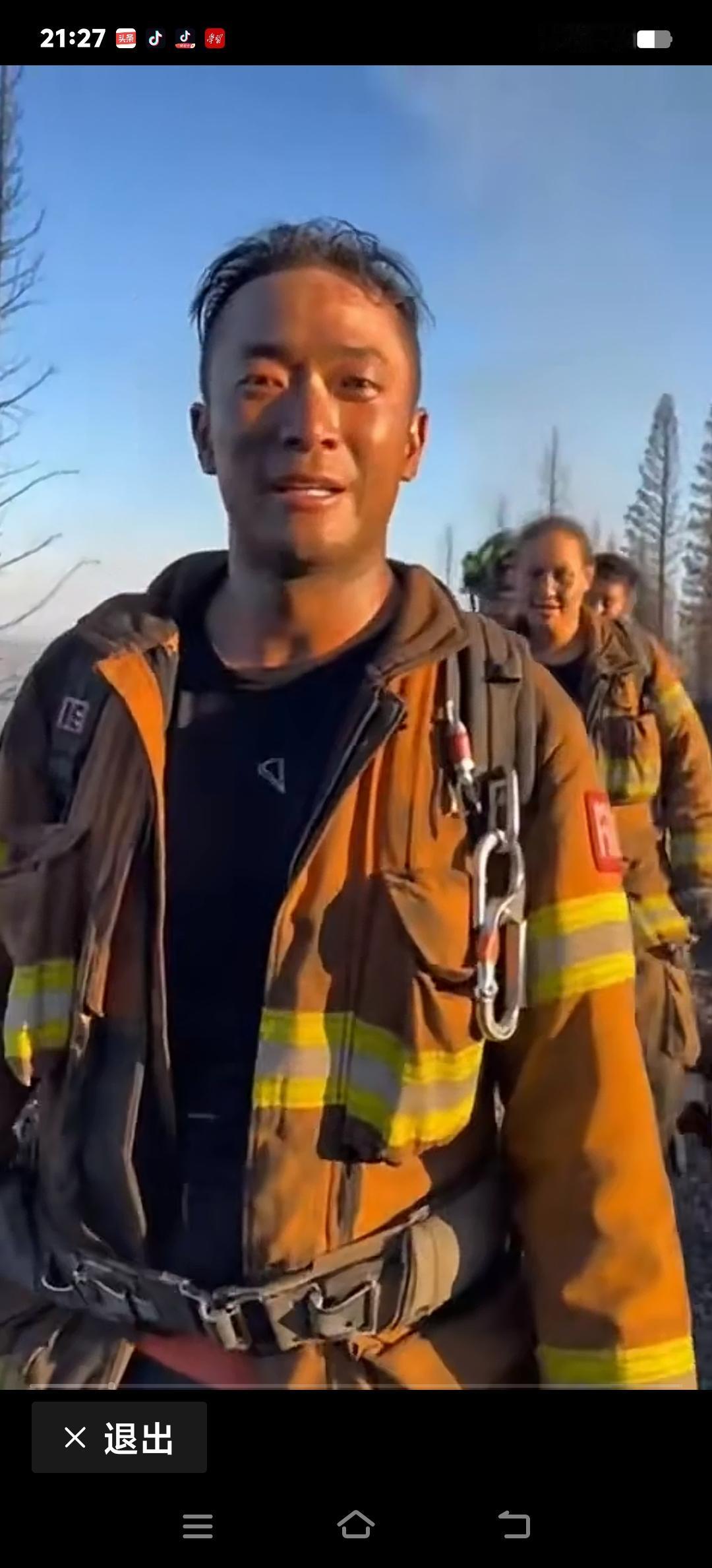 消防员直面浓烟的背影，常常令人震撼不已。这一幕不仅展现了他们无畏的勇气，也彰显了