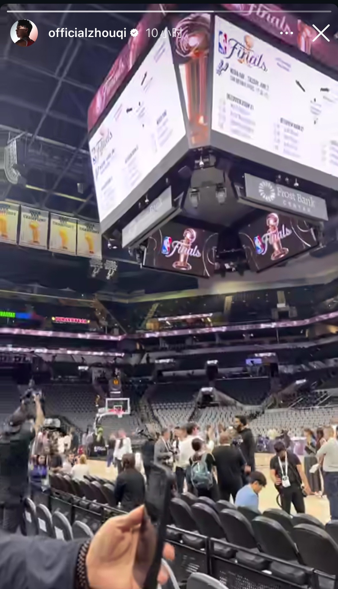 周琦作为咪咕体育的解说员也去到了美国前方解说NBA总决赛