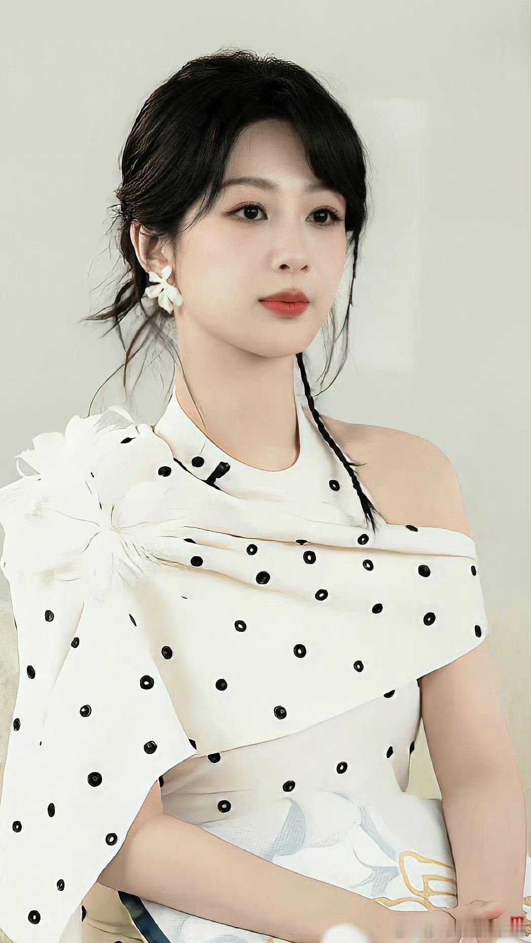 #于正排四大花旦四小花旦#这热搜上的我都替杨紫委屈，我说于正你自己也有艺人，给你