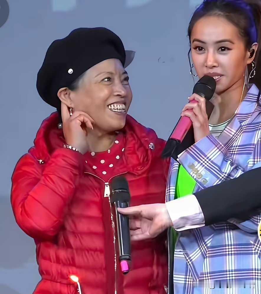 蔡依林真是星气养人，蔡依林遗传妈妈的面相，真的不漂亮，也不洋气，但是她有才艺火了