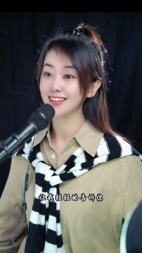 让我轻轻的告诉你，天上的星星在等待，分享你的寂寞，还有什么不能说。